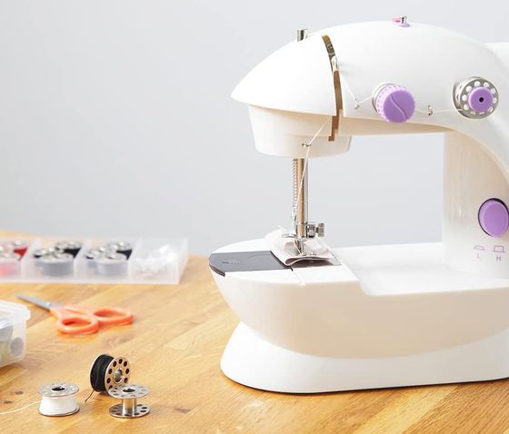 Sewing Machine With 103 Pieces