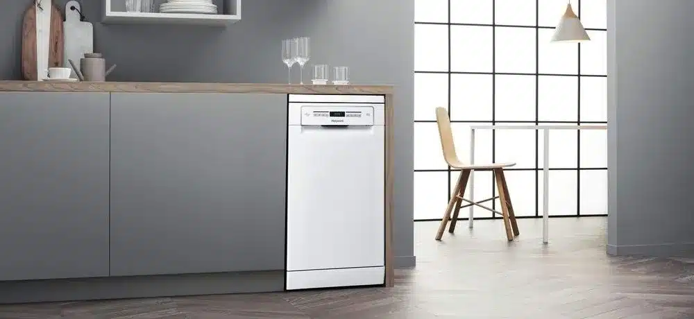 Hotpoint 10 Places E Freestanding Dishwasher In Cabinet