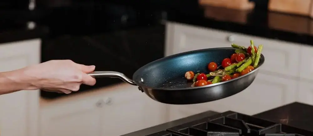 Ceramic Omelette Pan & Tomatoes