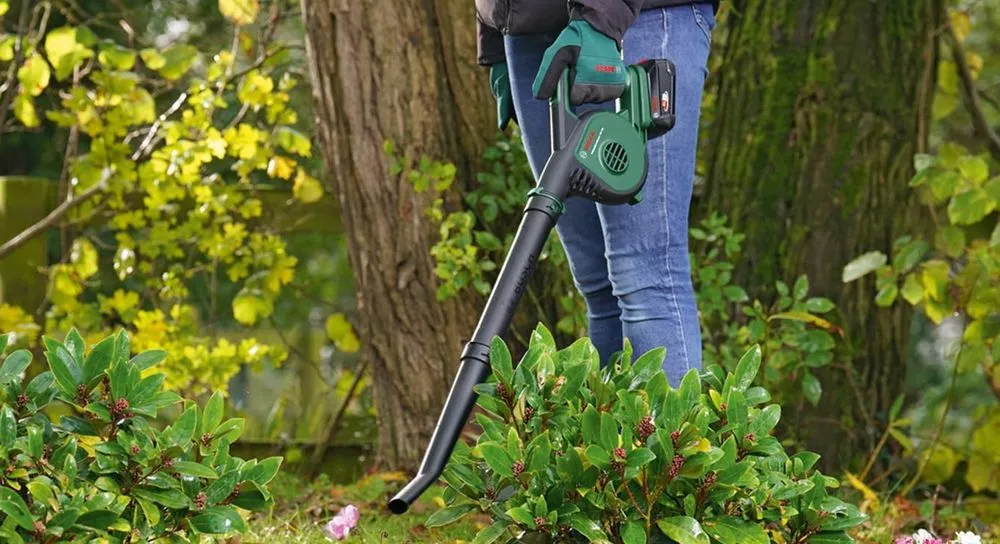 Bosch Cordless Universal Leaf Blower In All Black