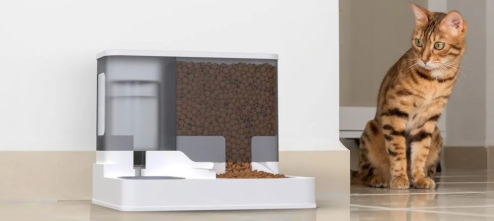 Vivo Food & Water Cat Feeder With Tabby Cat