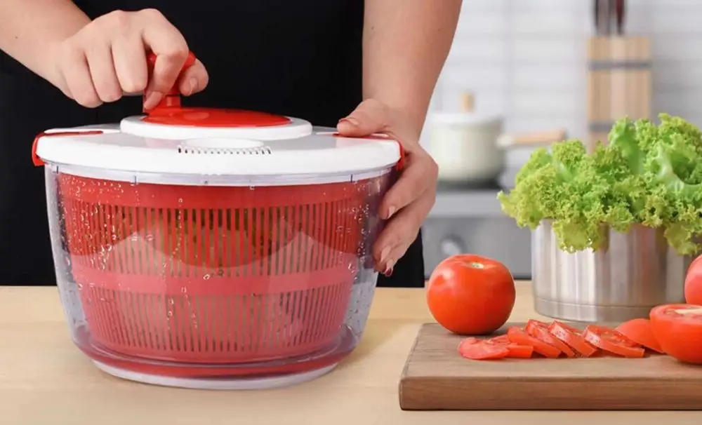 Rotating Lettuce Spinner With Veg