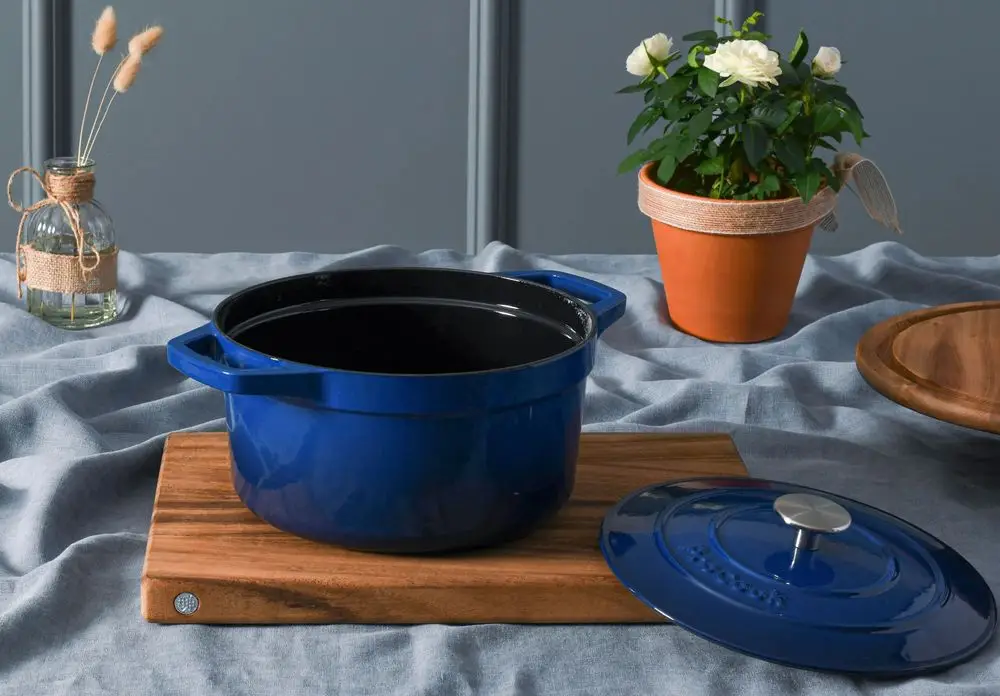 Round Cast Iron Casserole Dish & Lid